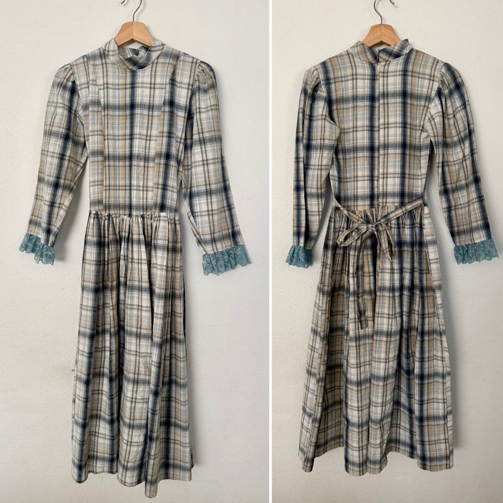 Cottagecore Plaid Long-Sleeve Midi Dress with Lace Cuffs - Blue Cream